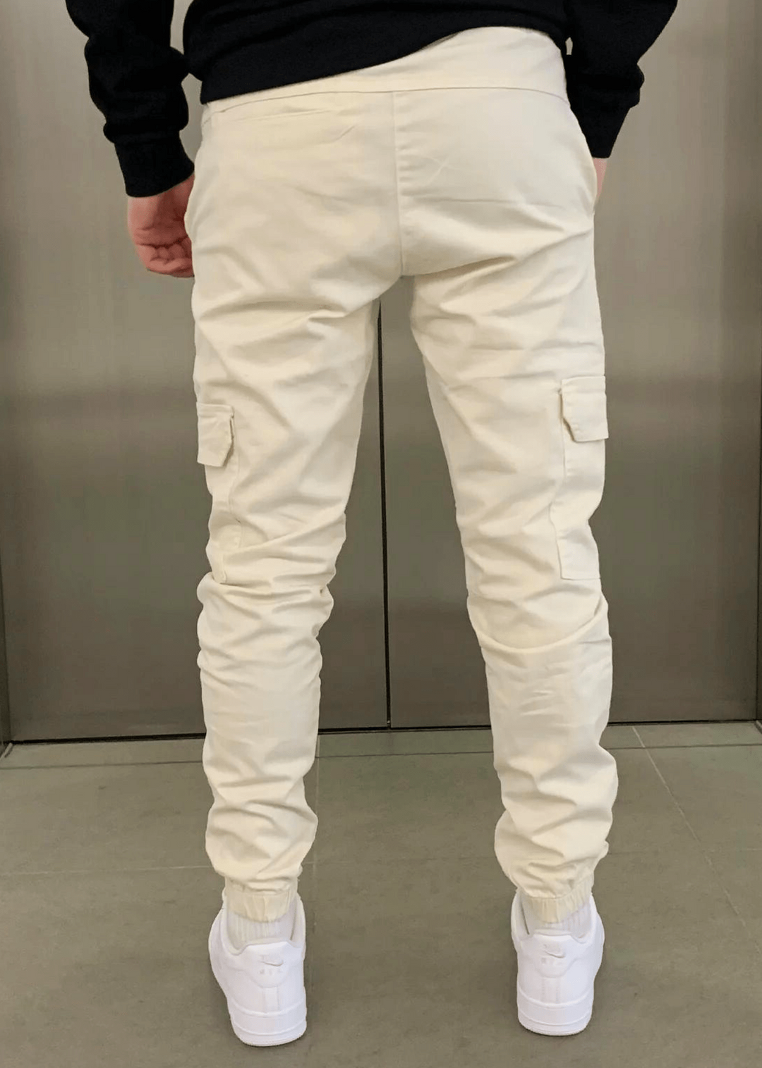 Nahaufnahme der Beinbündchen und des modernen Schnitts der Herren Cargo-Jogginghose, optimaler Sitz.