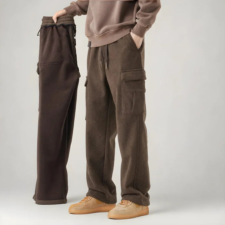 Bequeme Herren Cargo Freizeithose in Braun, sportlich-lässiger Stil für Alltag & Freizeit, mit funktionellen Seitentaschen.