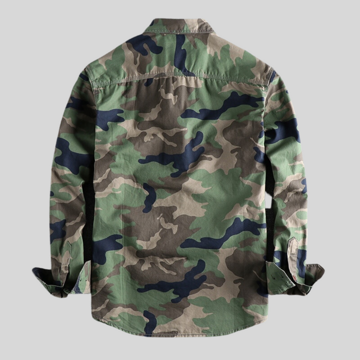 Funktionales Herren Utility-Hemd im Tarnmuster mit Knopfleiste. Langarm-Cargohemd für Outdoor-Stil.