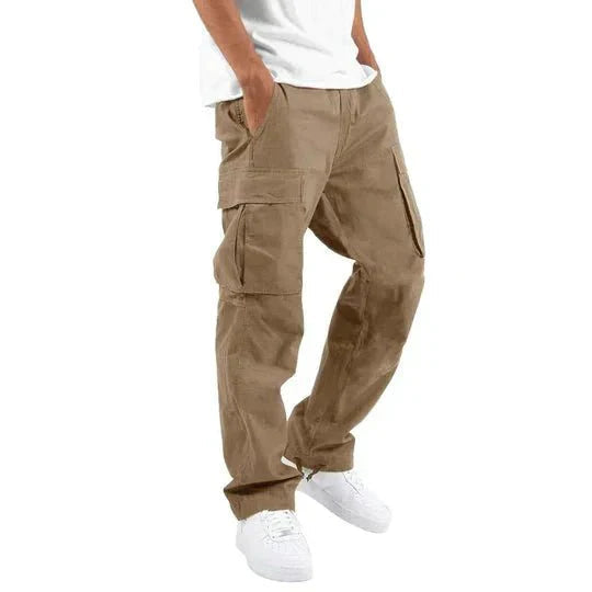 Praktische Herren Freizeithose mit großen Seitentaschen. Bequeme Alltagshose für Männer mit Stil.