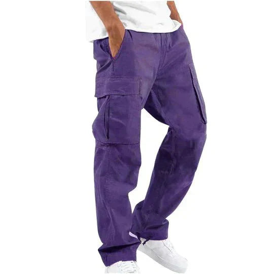 Funktionale Herren Cargohose mit praktischen Seitentaschen. Stylische Männermode für ein modernes Outfit.