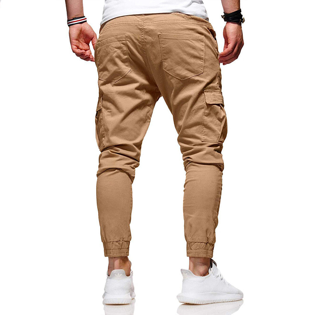 Modische Herren Cargohose im Streetwear-Look, ideal für urbane Abenteuer und komfortablen Style.