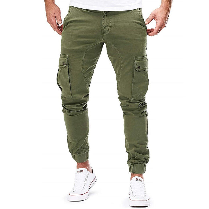 Robuste Herren Cargohose, langlebig und alltagstauglich, mit praktischen Seitentaschen für Essentials.