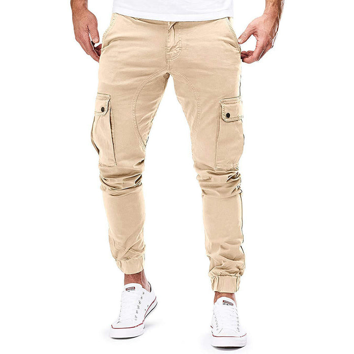 Moderner Mann trägt stylische Herren Cargohose mit Funktionstaschen, perfekt für Outdoor & Stadt.
