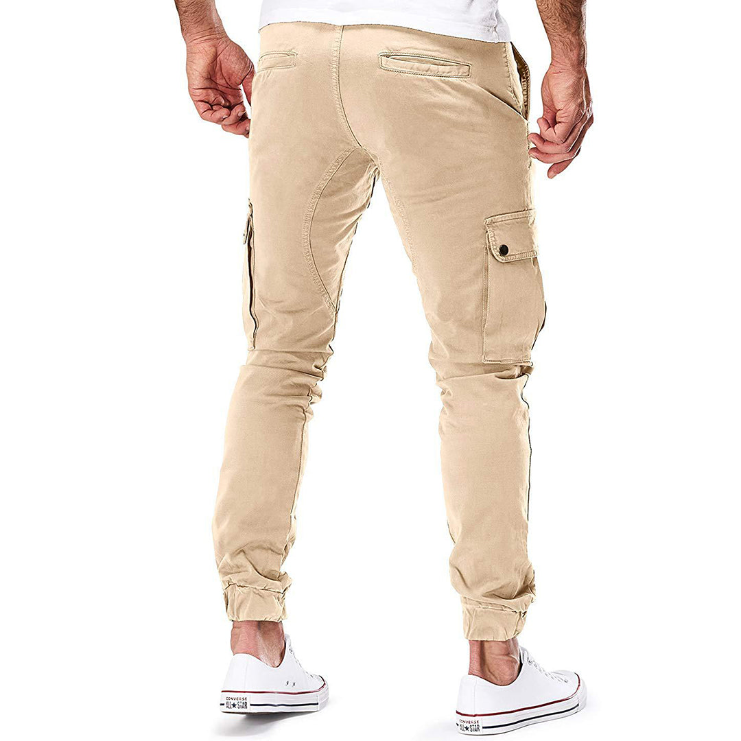 Detailansicht der geräumigen Funktionstaschen einer Herren Cargohose, bietet optimalen Stauraum.