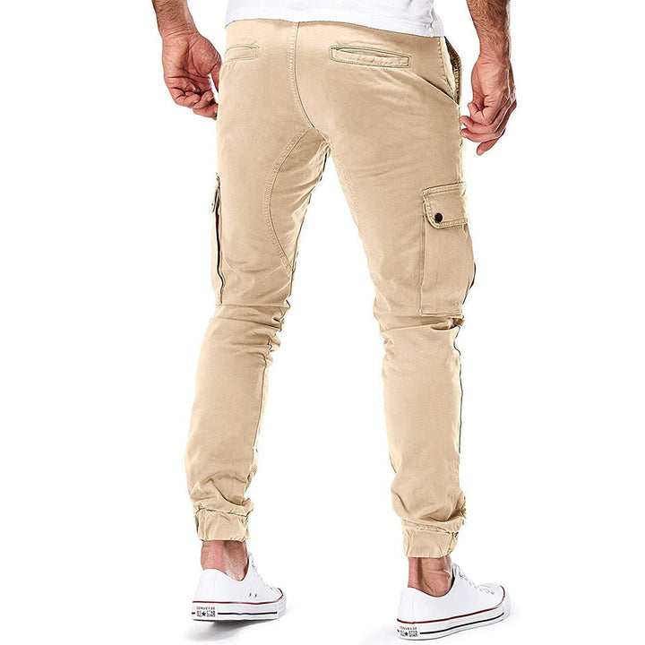 Detailansicht der geräumigen Funktionstaschen einer Herren Cargohose, bietet optimalen Stauraum.