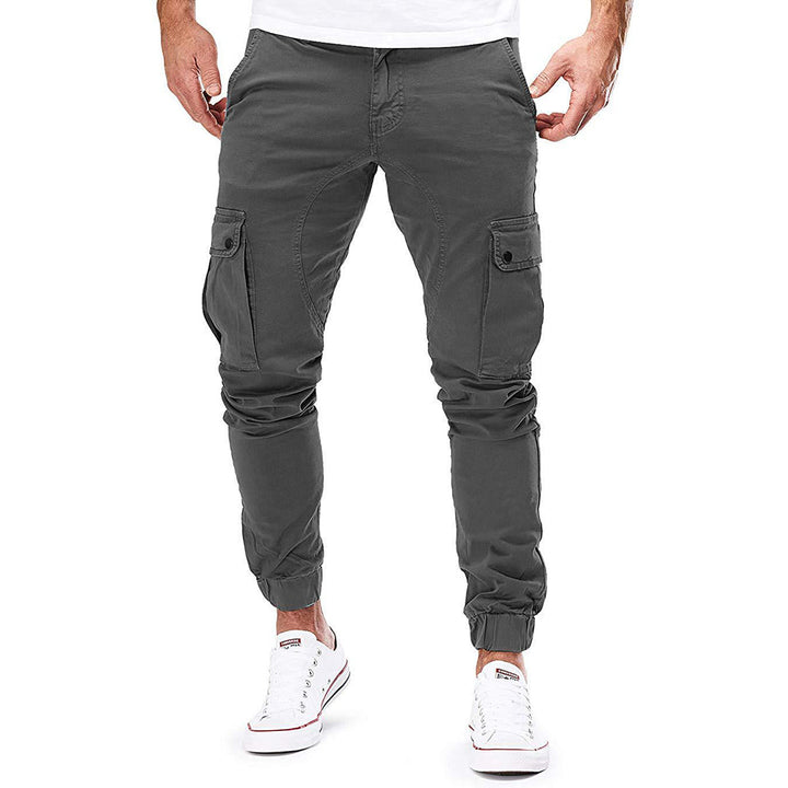 Rückansicht der Herren Cargohose mit praktischen Gesäßtaschen und robustem Design für Streetwear.