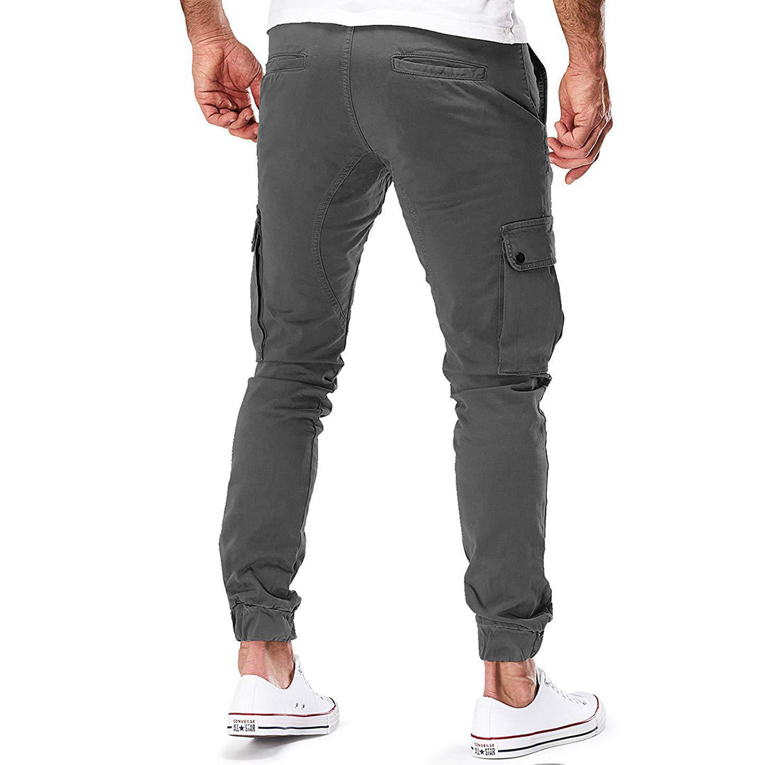 Mann geht in bequemer Herren Cargohose mit viel Stauraum, ideal für Freizeit, Reisen und Alltag.