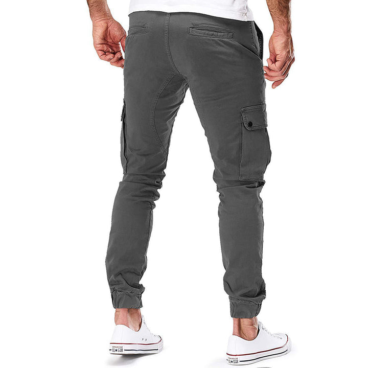 Mann geht in bequemer Herren Cargohose mit viel Stauraum, ideal für Freizeit, Reisen und Alltag.
