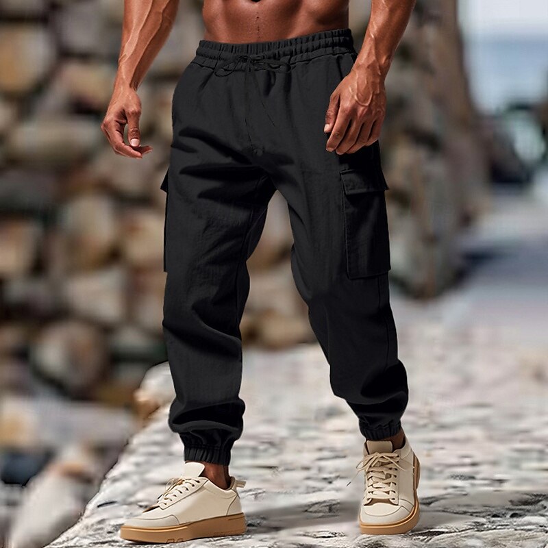 Detailaufnahme der robusten Seitentaschen einer Herren Cargo Jogger Hose. Ideal für Sport & Outdoor-Aktivitäten.