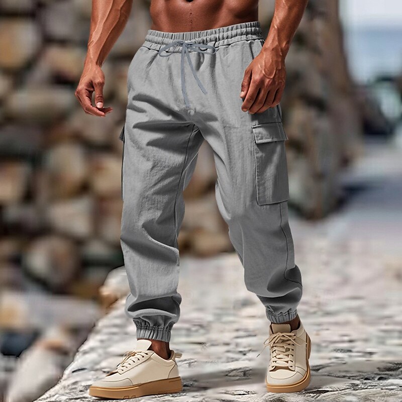 Moderner Mann trägt stylische Herren Cargo Jogger Hose. Eine bequeme Taschenhose, perfekt für Casual & Streetwear.