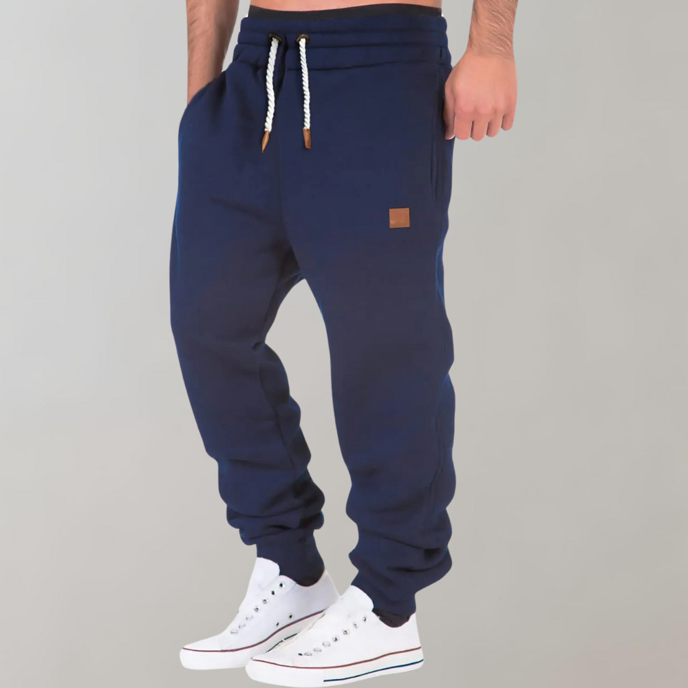 Bequeme Herren-Jogginghose mit Kordelzug, praktischen Seitentaschen & sportlichem, tapered Schnitt für Freizeit.