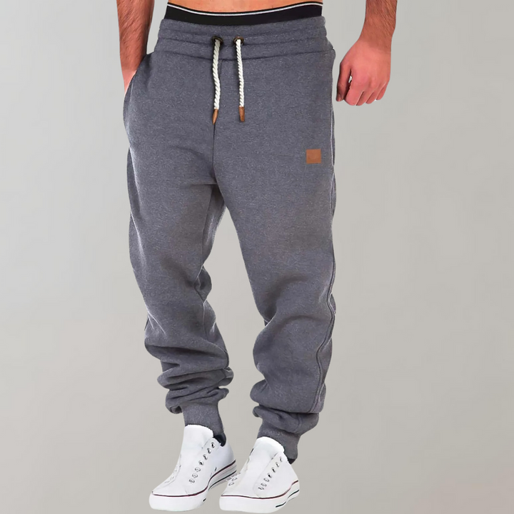 Nahaufnahme: Elastischer Bund mit Kordelzug & seitliche Tasche der Herren Casual Jogginghose, bequem & funktional.