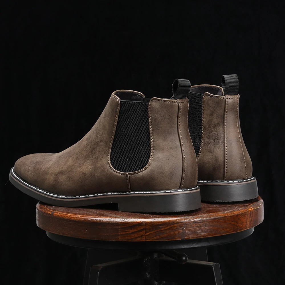 Klassische Herren Chelsea Stiefel für den modernen Mann; vielseitig, bequem und robust für Business & Alltag.