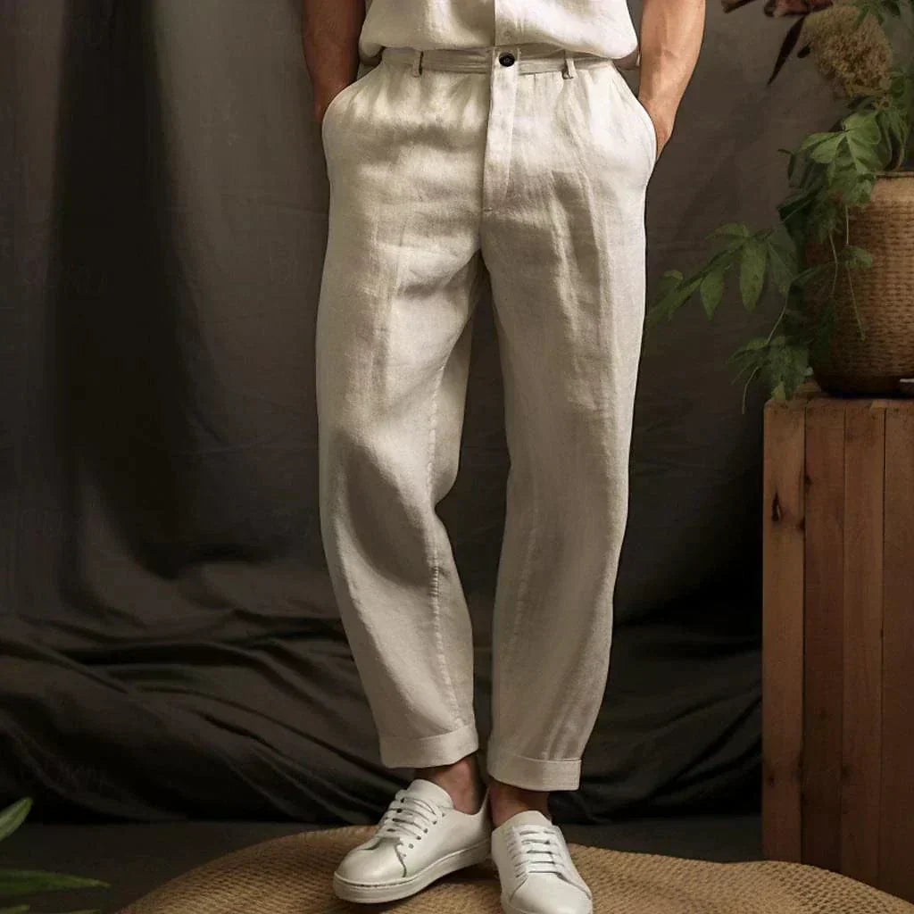 Herren Chino Hose in Tapered Fit, schmal zulaufend, perfekt für einen stilvollen Casual-Look im Sommer.