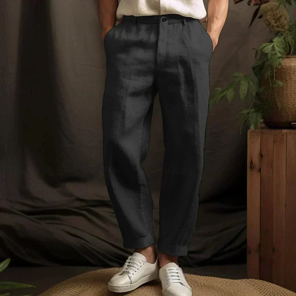 Modische Herren Chino Hose mit Tapered Fit, zeigt moderne Linienführung und angenehmen Stoff für den Alltag.