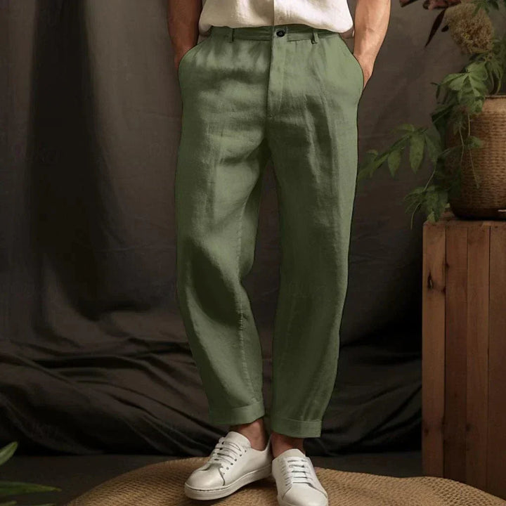 Stylische Herren Chino Hose, vielseitig kombinierbar für einen bequemen und chicen Auftritt im Frühling.