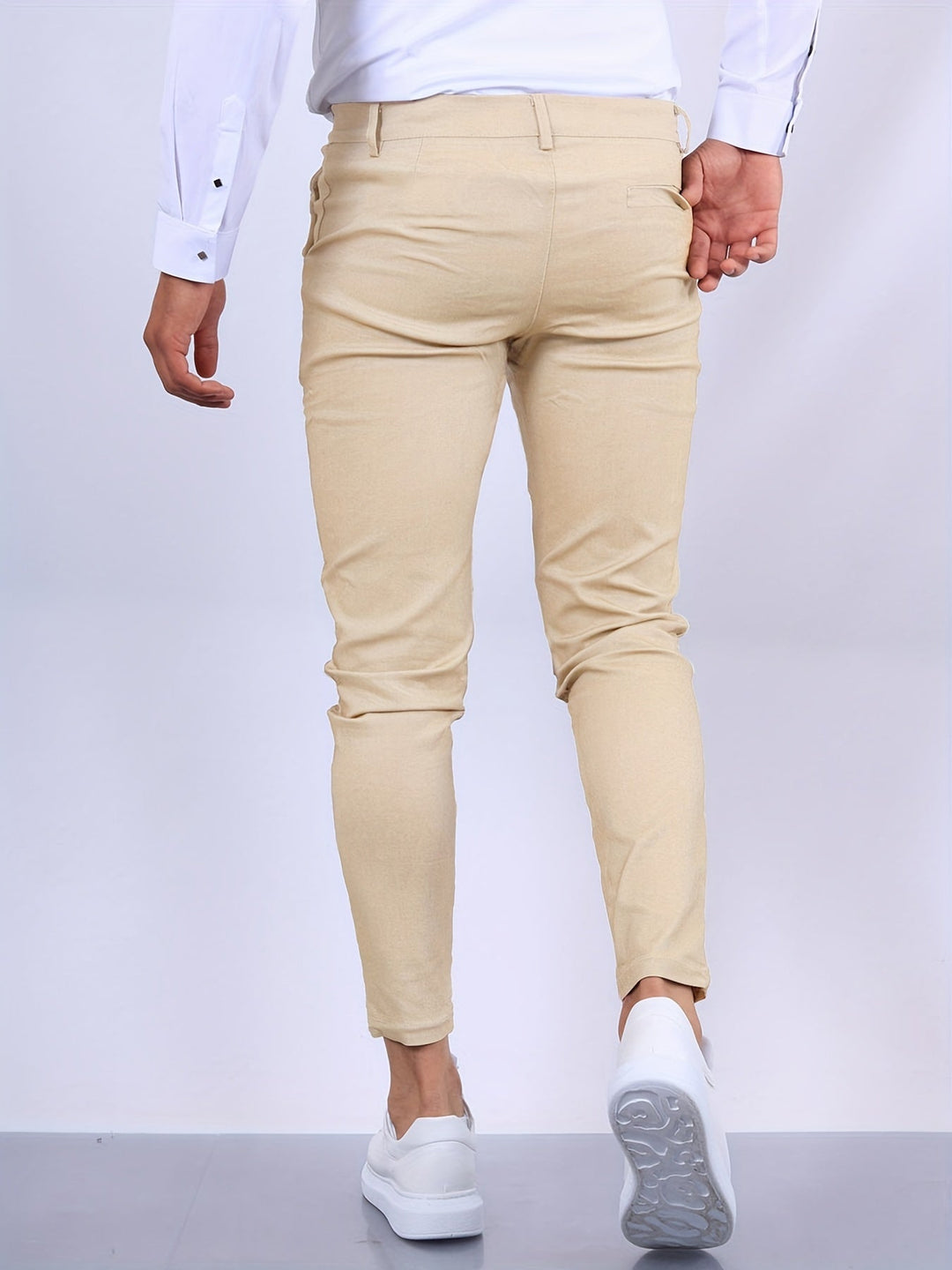 Elegante Herren Business-Chinohose Slim Fit Tapered Leg, perfekt für stilvolle Herbst-Outfits.