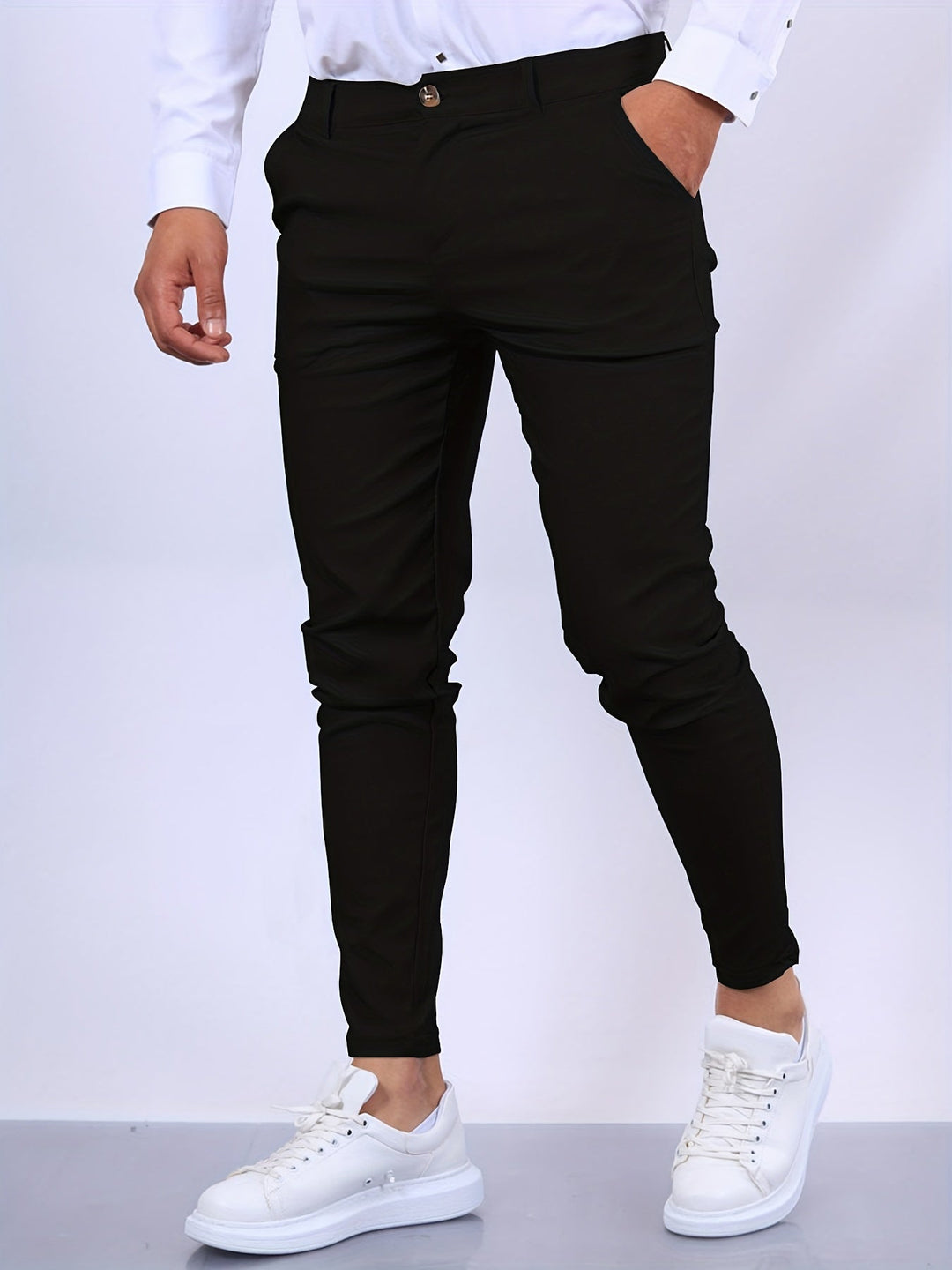 Moderne Herren Freizeitchinohose Slim Fit Tapered Leg, bequem für stilvolle Herbsttage.