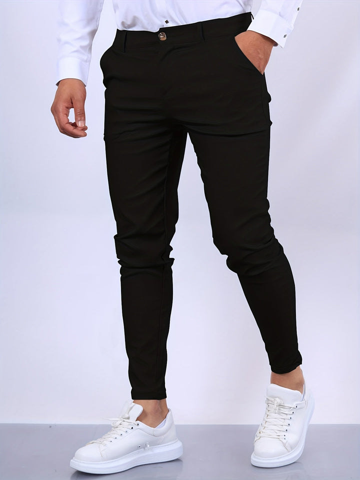 Moderne Herren Freizeitchinohose Slim Fit Tapered Leg, bequem für stilvolle Herbsttage.