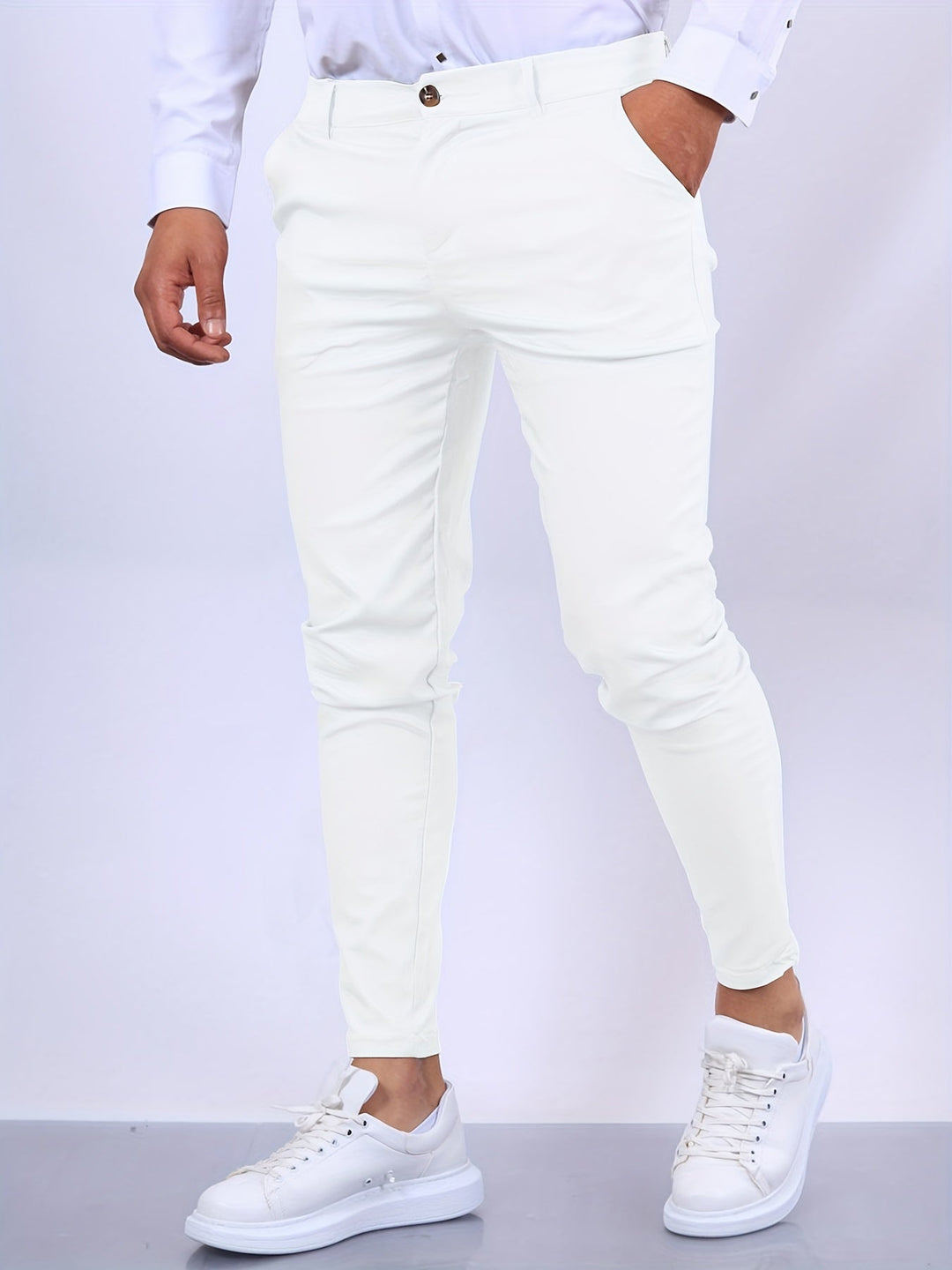 Bequeme Herren Chinohose Slim Fit mit Tapered Leg, ideal für einen eleganten Herbst-Look.