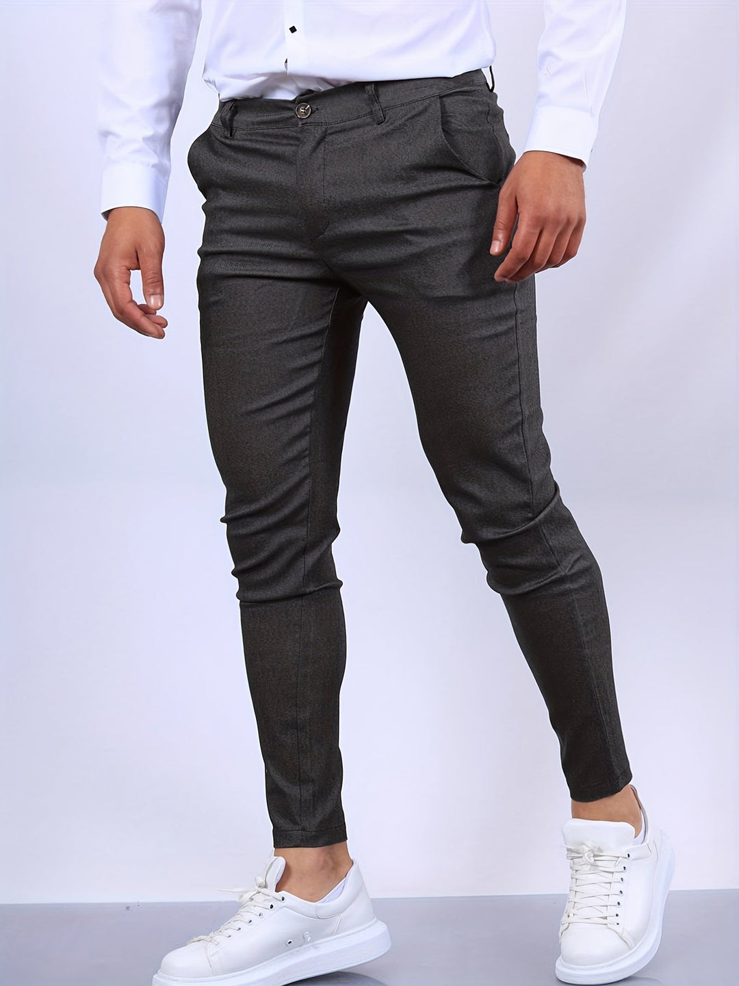 Schlanke Herren Chinohose mit Tapered Leg und Slim Fit, elegant und modern für den Herbst.