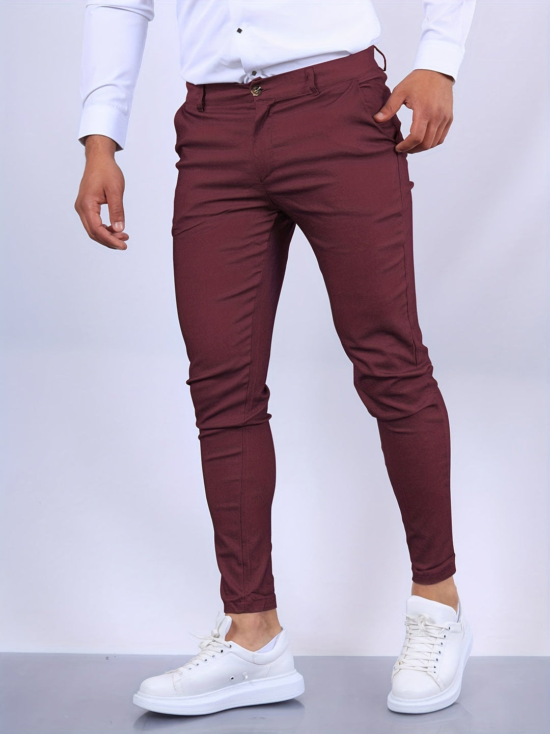 Vielseitige Herren Chinohose Slim Fit Tapered Leg, elegant für Büro und Freizeit im Herbst.