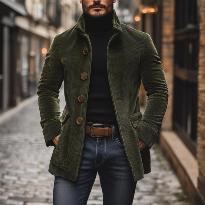 Herren Cordjacke mit Stehkragen, Knopftaschen & Slimfit-Passform. Elegante Herbstjacke für Smart Casual Looks.