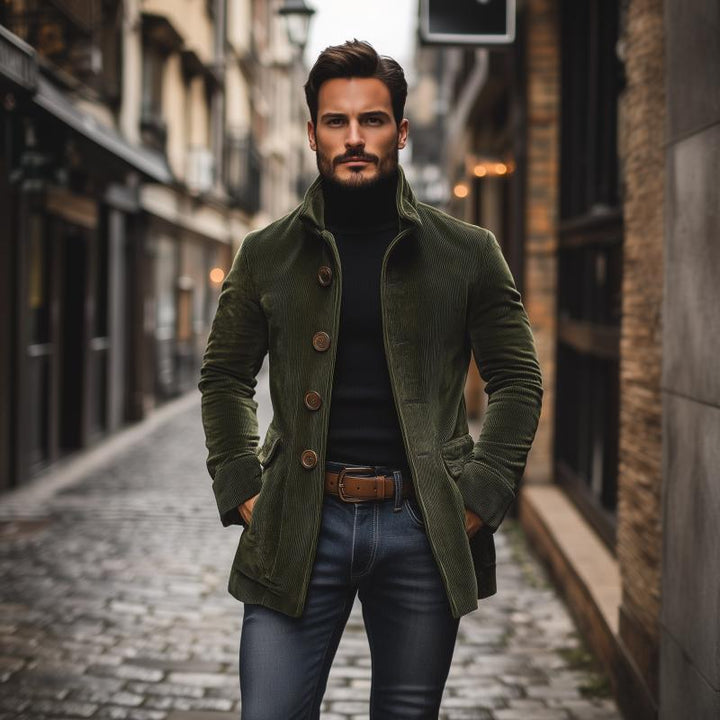 Elegante Herren Cordjacke für den Herbst. Warmer Kurzmantel mit Stehkragen, ideal als Übergangsjacke.
