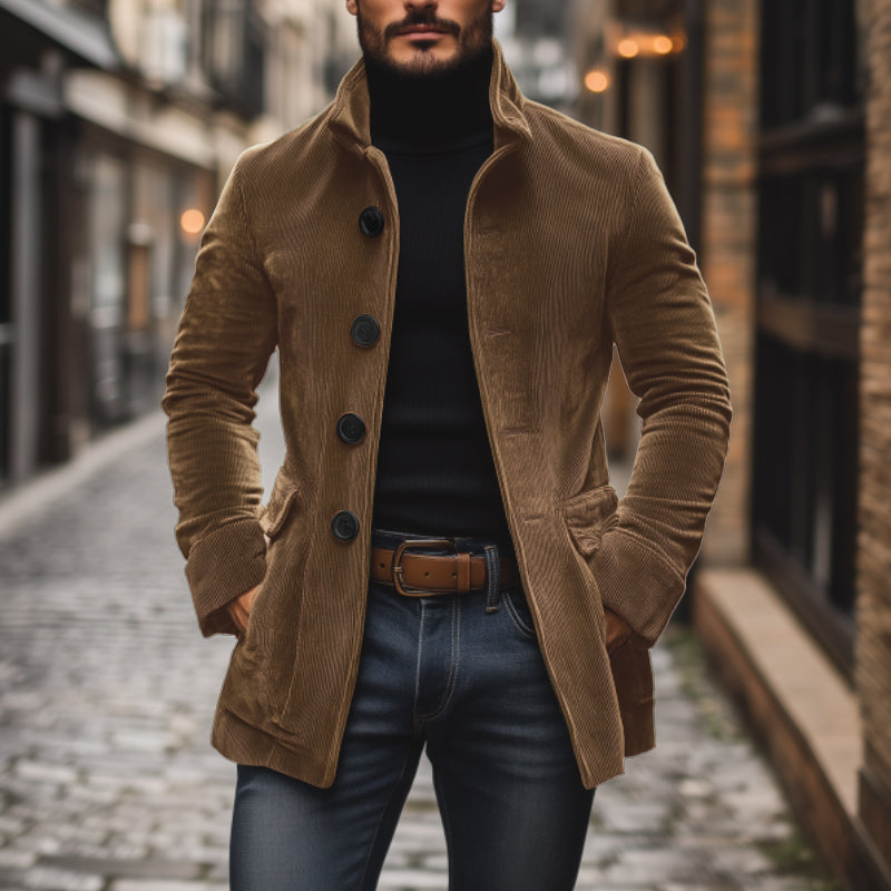 Detailansicht der Herren Cordjacke: Stehkragen & praktische Knopftaschen. Perfekte Herbstjacke für Männer.