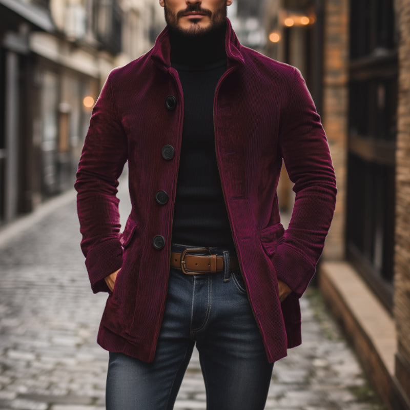 Mann trägt elegante Slimfit Herren Cordjacke mit Stehkragen. Modische Herbstjacke, ideal für smarte Freizeitoutfits.