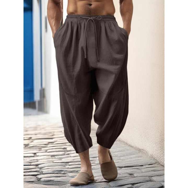 Herren Cropped Hose im Relaxed Fit für lässige Frühlings- und Sommermode. Bequeme Freizeithose für Männer.