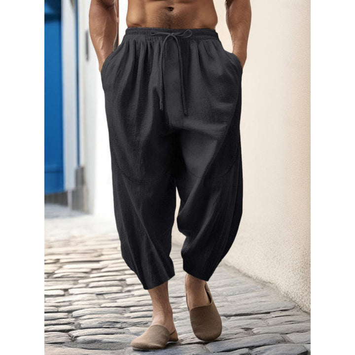 Stilvolle Herren Cropped Hose, Relaxed Fit, ideal für Frühlingsoutfits. Modische, bequeme Freizeithose für Männer.