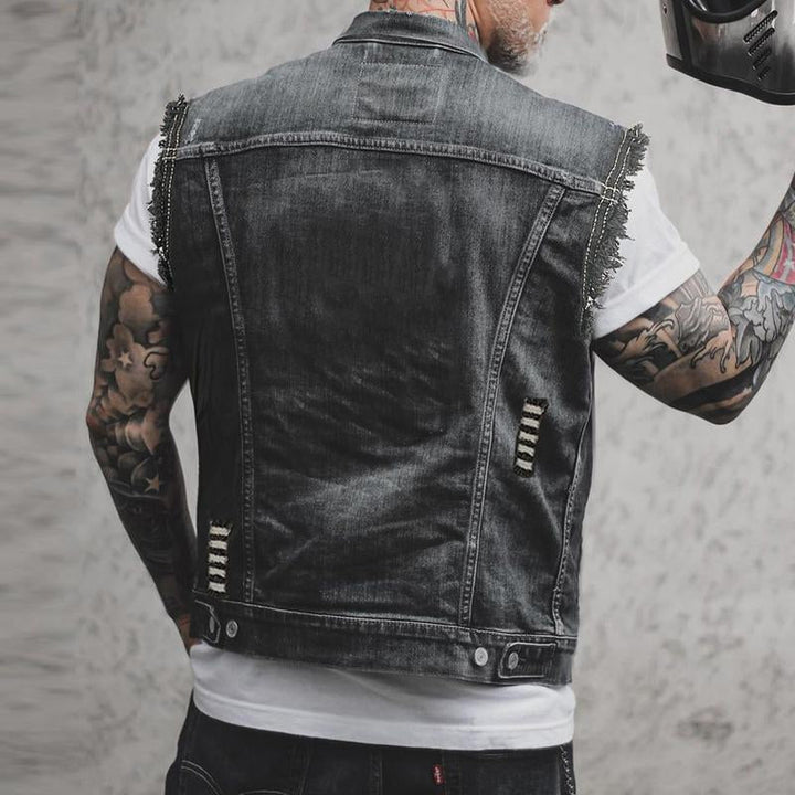 "Herren Denim Weste im Vintage Look mit silbernen Knöpfen, modisch und bequem für vielseitige Kombinationen."