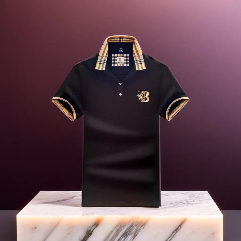 Nahaufnahme des feinen Stoffes eines Herren Poloshirts, unterstreicht die hohe Materialqualität.