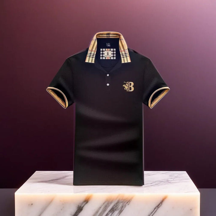 Nahaufnahme des feinen Stoffes eines Herren Poloshirts, unterstreicht die hohe Materialqualität.