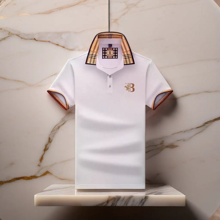 Herren Kurzarm Poloshirt, kombiniert mit einer eleganten Hose, ideal für einen stilvollen Casual Look.