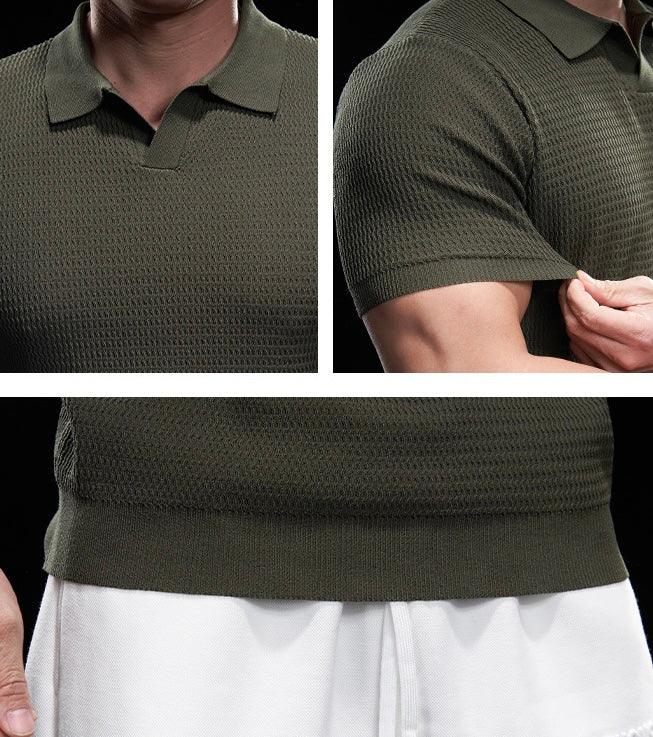 Herren elegantes Strick Poloshirt, getragen für einen smarten Freizeit-Look. Zeitlos, komfortabel und vielseitig kombinierbar.