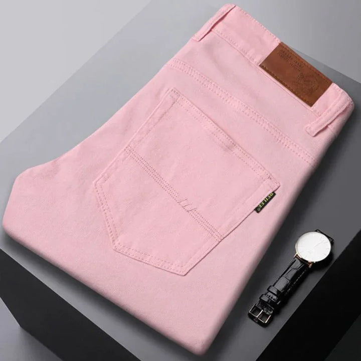 Trendige Herren Alltagsjeans in leuchtender Farbe, gerader Schnitt. Ein Must-have für Herrenmode.