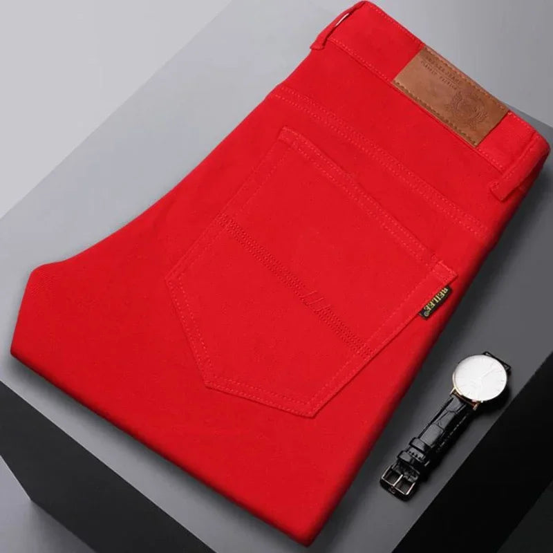 Weiche, bequeme farbige Herren Jeans mit geradem Bein. Hoher Tragekomfort den ganzen Tag.