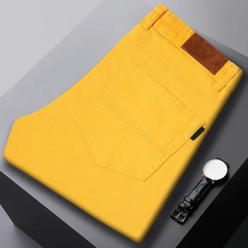 Vielseitige farbige Herren Jeans, gerades Bein, passt zu jedem Casual-Outfit. Stylische Herrenhose.