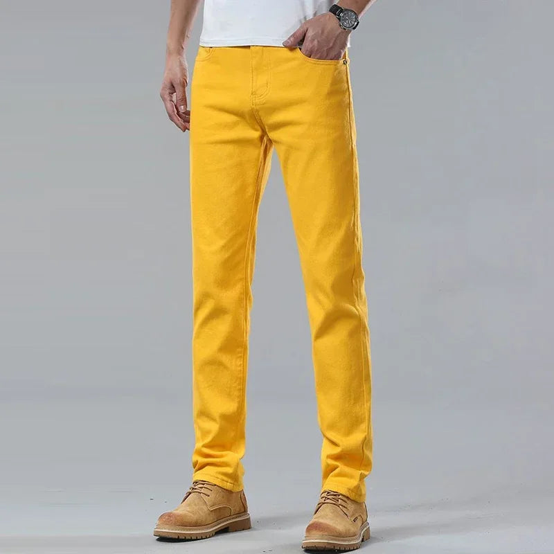 Stylische Herren Jeans in kräftiger Farbe, gerader Schnitt. Perfekt für modische Alltagslooks.