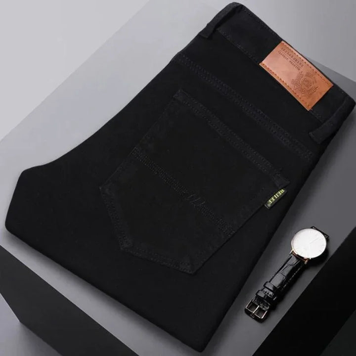 Mann trägt farbige Herren Jeans mit geradem Bein für einen lässigen und modernen Look.