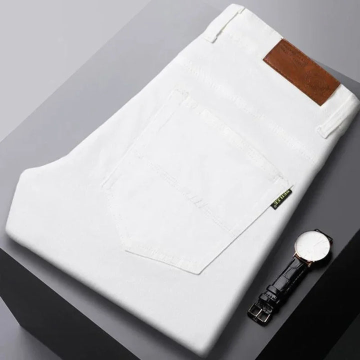 Nahaufnahme der robusten Denim Stoffstruktur einer farbigen Herren Jeans mit geradem Bein.