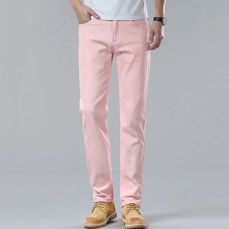 Rückansicht: Farbige Herren Jeans, gerades Bein, mit Gesäßtaschen. Moderne Herrenmode.