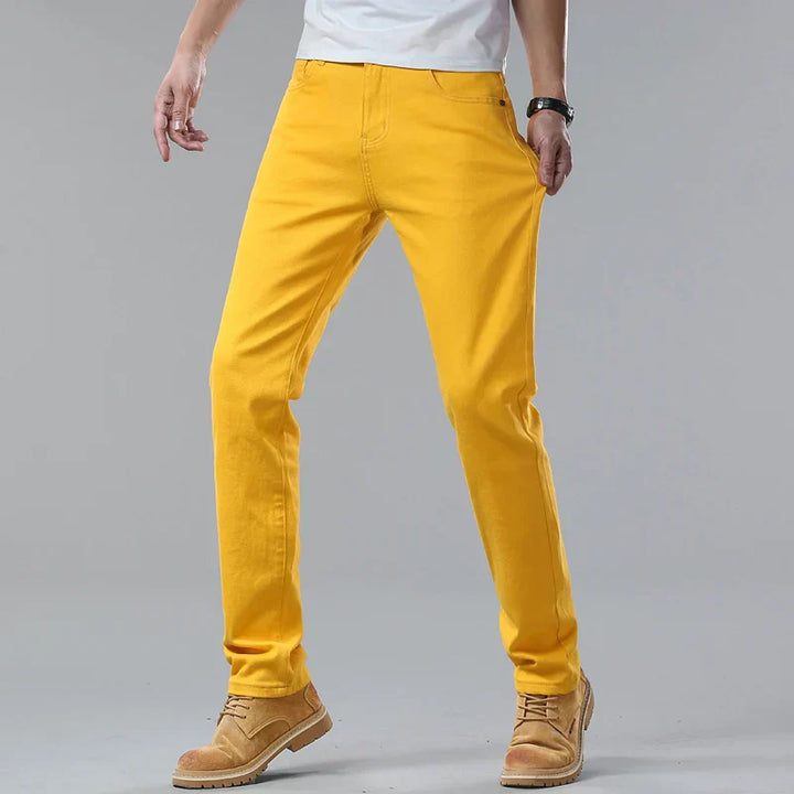 Herren Farbige Jeans mit Geradem Bein. Modische Freizeitjeans, stylisch und bequem für Herren.