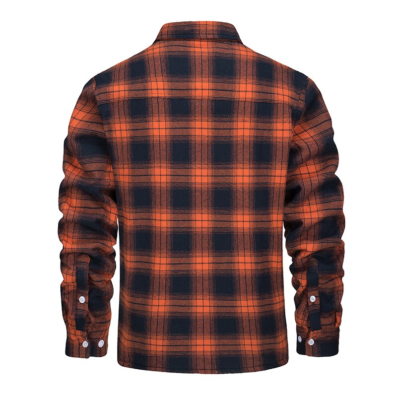 Mann trägt gemütliche Flanelljacke beim Spaziergang im Freien. Lässige Herrenmode für kalte Tage.