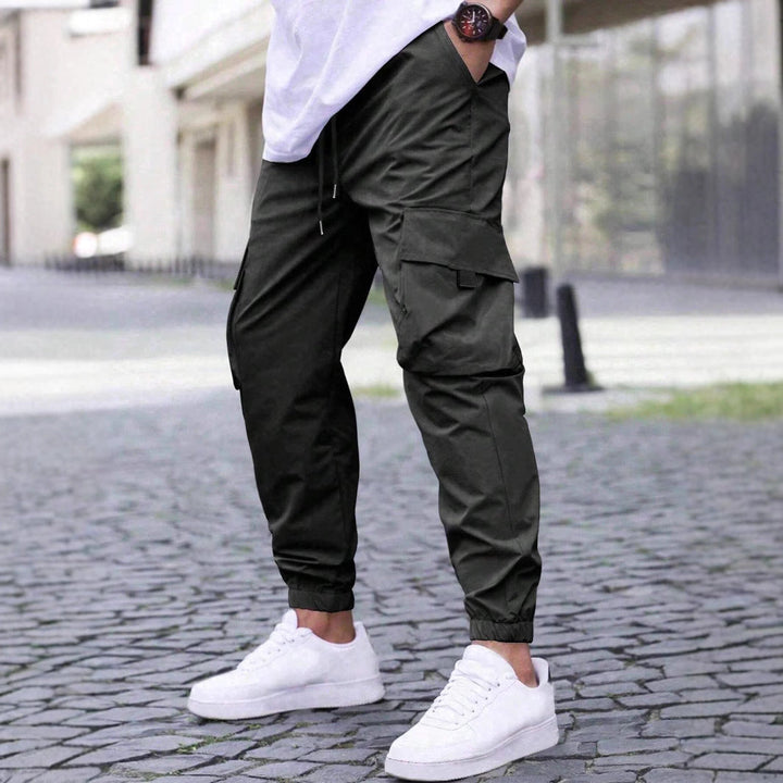 Herren Frühlings Cargo Jogginghose, urbaner Stil, bequem, ideal für Freizeit und Streetwear.