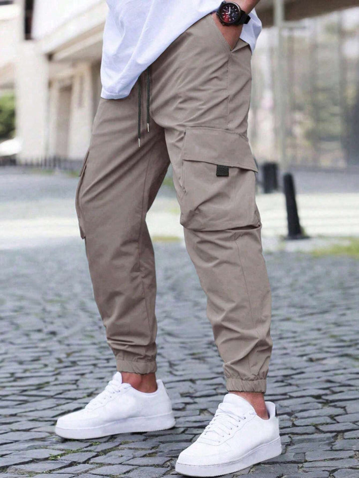 Bequeme Herren Cargo Jogginghose für Frühling & Sommer, mit praktischen Taschen & entspannter Passform.