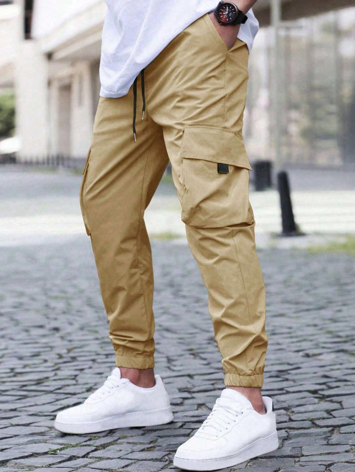 Detailaufnahme der Herren Cargo Jogginghose mit Seitentaschen, modischer Schnitt für urbanen Frühling.